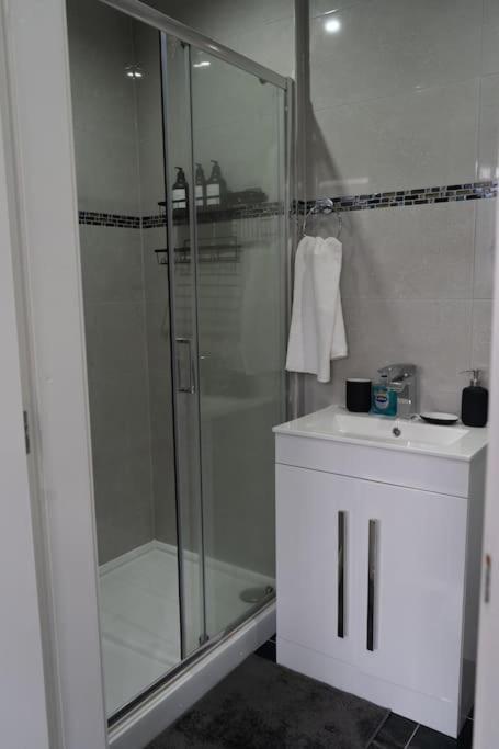 Stylish 1 Bed Apartment In Newly Refurbished Building W/ Parking & Wi-Fi Birmingam Exterior foto