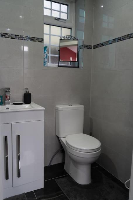 Stylish 1 Bed Apartment In Newly Refurbished Building W/ Parking & Wi-Fi Birmingam Exterior foto